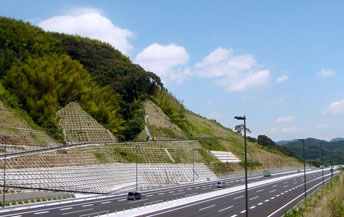 写真：Expressway slope surface monitoring system