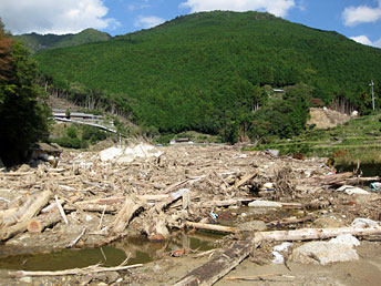 写真：Major flooding due to concentrated rainfall ｜ Monitoring system for emergency surveys and decisions to evacuate